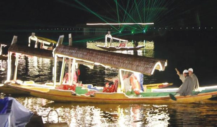 Now tourists can enjoy the movie in the open theater floating in Dal Lake