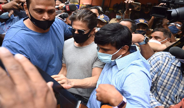 Bollywood celebrities slam the media for cornering Shahrukh Khan outside Arthur Road Jail