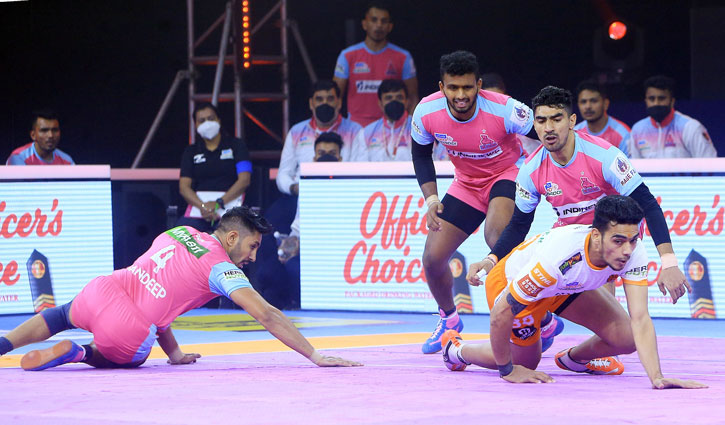 PKL 8: In the battle of Paltan and Jaipur, Bulls got the advantage, reached the playoffs