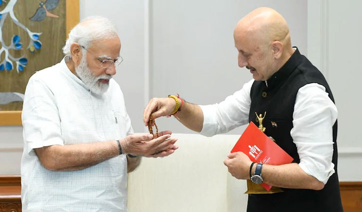 Actor Anupam Kher presented Rudraksh garland to PM Modi