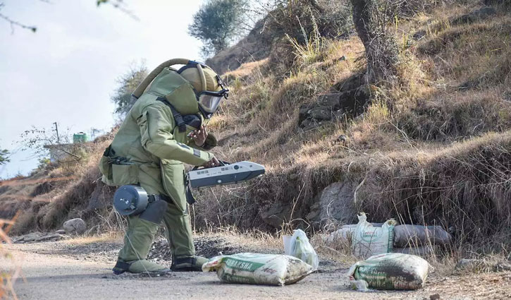 Army diffuses 5 kg IED near Jammu and Kashmir's camp in Rajouri district