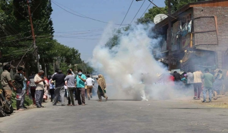 Lt Governor orders inquiry into firing of tear gas shells on Kashmiri Pandit protesters