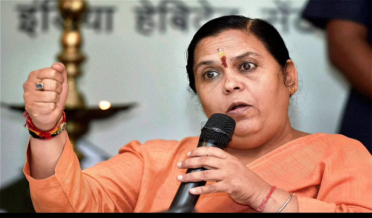 Uma Bharti throws cow dung at the liquor store