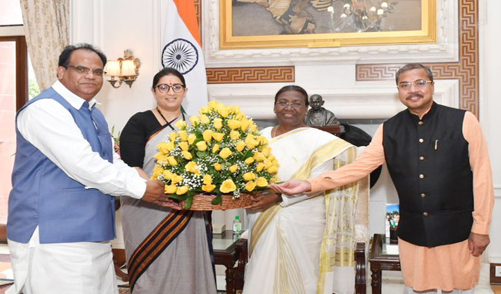 Smriti Irani meets President Murmu 