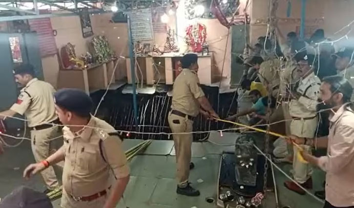 Indore: Temple's stepwell collapses, many injured, 18 people rescued