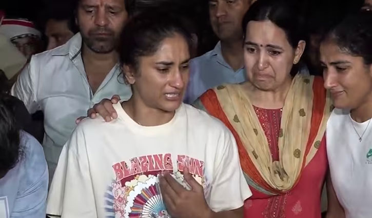Vinesh Phogat alleges assault on Delhi Police, "did we win medals to see such days"