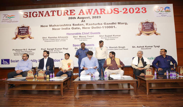 Union Minister Shri Ramdas Athawale and MP Shri Manoj Tiwari honored over 50 people during Signature Awards, 2023