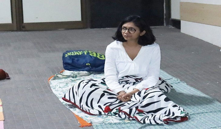 Delhi rape: DCW chief Swati Maliwal sitting on dharna sleeps in hospital, accuses police of 'hooliganism'
