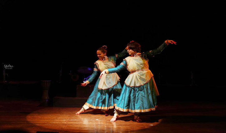 Many plays were staged in the 17th Mithila Rang Mahotsav of Malorang, the captivating presentation of women artists 'Lalka Paag' set the stage.