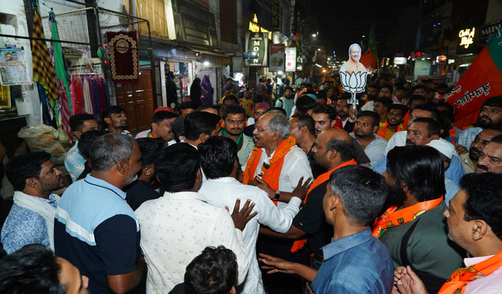 Brijmohan Aggarwal attacked near mosque in Raipur, slapped during election campaign; Supporters surrounded the police station