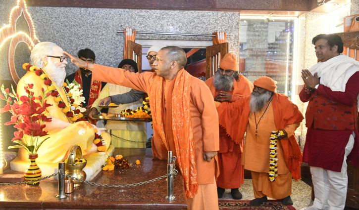 Gorakshpeethadhishwar Yogi, who came to Gorakhpur after fulfilling his dream of Peetha, was greatly welcomed, unprecedented greetings from the airport to the Gorakhnath temple.