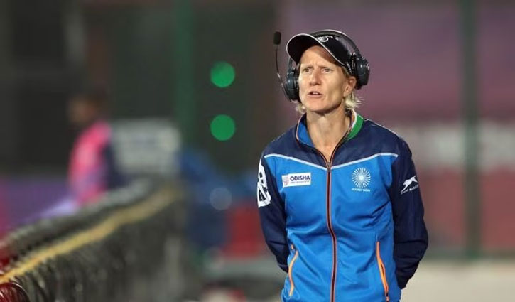 Indian women's hockey team coach Jenneke Shopman cried in front of the media, accused of discriminatory behavior