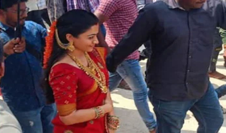 Photo of Rashmika Mandanna in vermillion and red saree from the shooting of 'Pushpa 2' goes viral