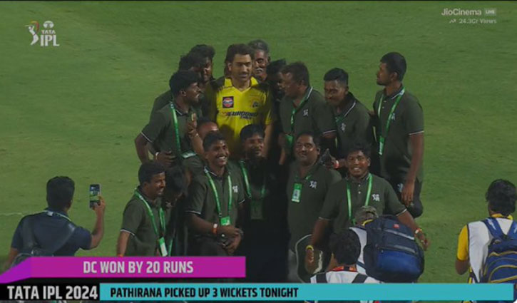 MS Dhoni interacted with the ground staff of Visakhapatnam Stadium, posed for photographs