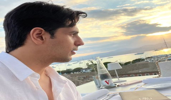 Sidharth Malhotra posted a picture and asked fans, "Selfie Sahi Hai"