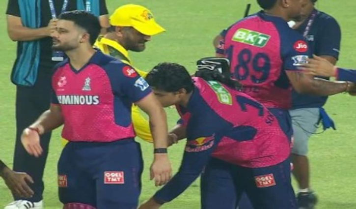 Vaibhav touched Dhoni's feet on the field, video goes viral
