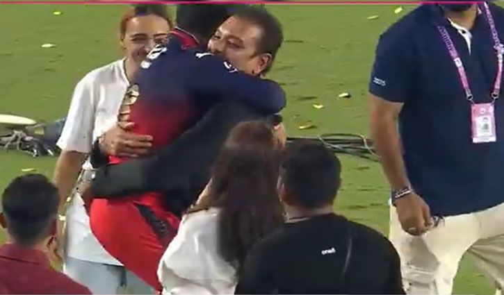 Virat Kohli jumps into Ravi Shastri's arms, Anushka Sharma's reaction goes viral
