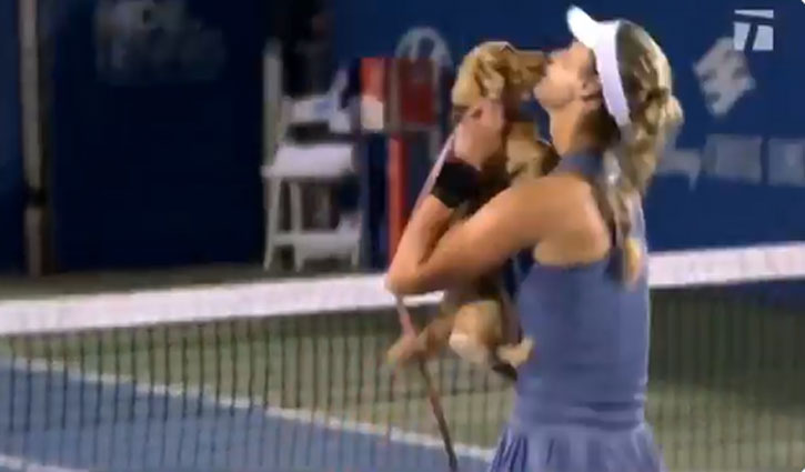 Anna Kalinskaya's cute dog 'Bella' ran on the court to celebrate her victory in the Washington Open, winning the hearts of the audience