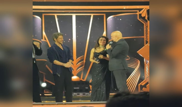 A memorable glimpse of 'DDLJ' at the Filmfare Awards: Shah Rukh, Kajol and Anupam Kher's special meeting on stage