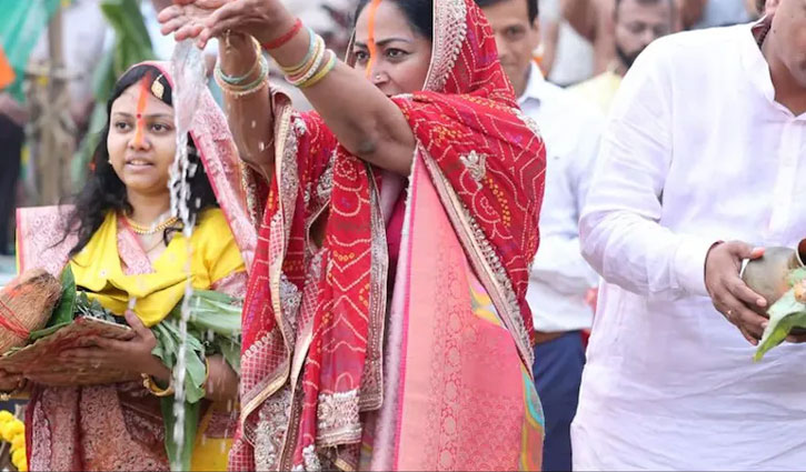 Delhi Chief Minister Rekha Gupta participated in Chhath Puja at Yamuna Ghat.