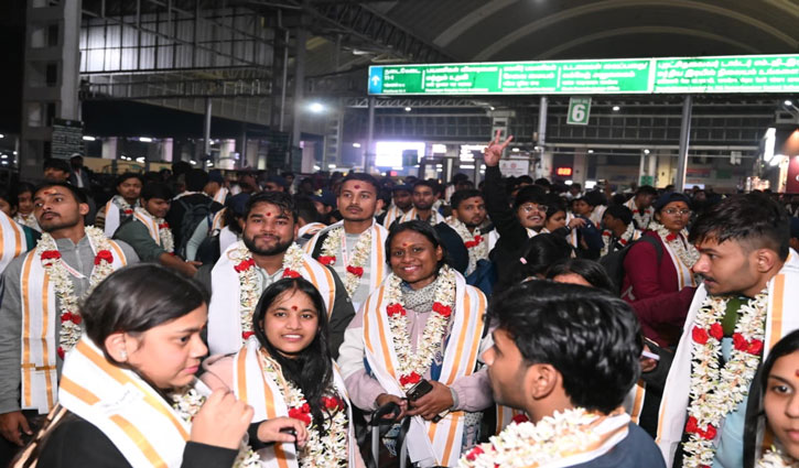 Kashi-Tamil Sangamam 4.0: 300 students arrive in Chennai from Varanasi, receive a grand welcome at Chennai Railway Station; Governor R.N. Ravi interacts with them at IIT Madras.