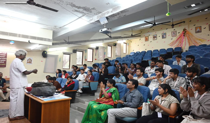 Students from Varanasi learned the intricacies of terracotta art from renowned craftsman V. K. Munusamy.