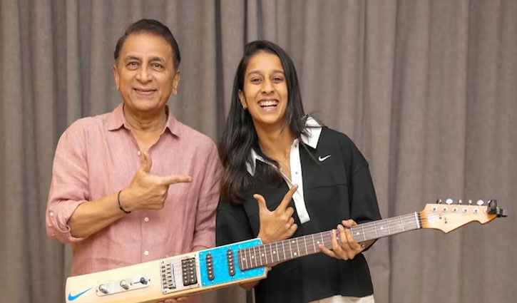 Sunil Gavaskar kept his promise and gifted Jemimah Rodrigues a bat-shaped guitar; the two then sang 'Yeh Dosti' together.