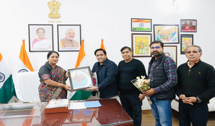 Chief Minister Rekha Gupta was honored with the 50th Matrishree Award.