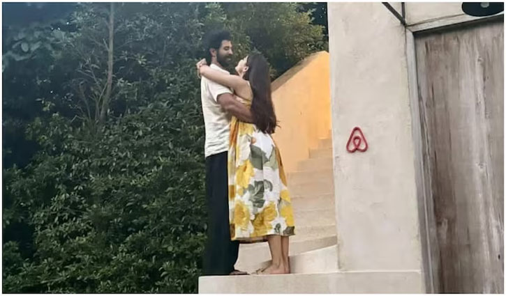 Rashmika Mandanna and Vijay Deverakonda's 'Honeymoon' Photo from Thailand Goes Viral on the Internet