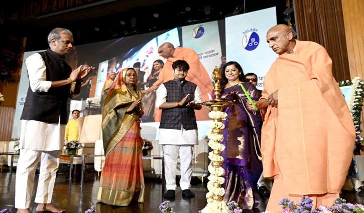 Speaking at the Dr. Bindeshwar Pathak Memorial Lecture, Swami Avdheshanand Giri Ji remarked: “His life was a movement for human dignity and social change.”