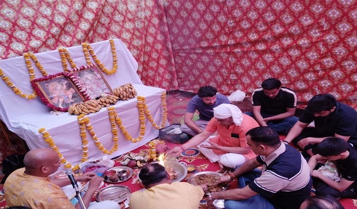 A magnificent confluence of devotion marks Hanuman Jayanti in Sant Nagar, featuring the organization of prayers, devotional singing, and community feasts.