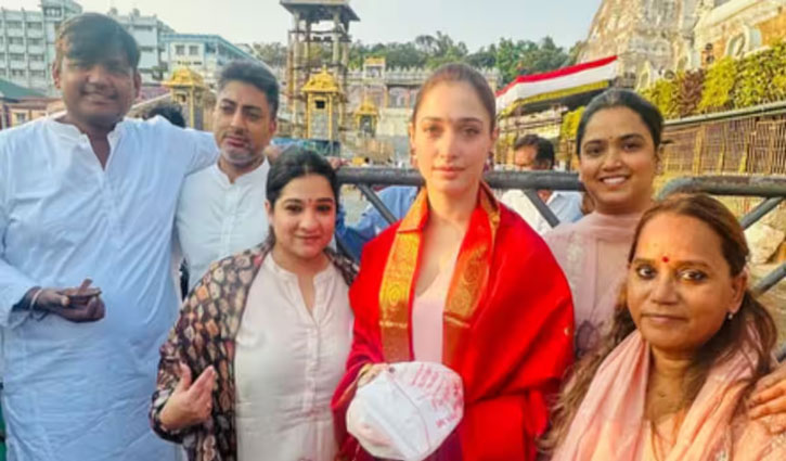 Tamannaah Bhatia offers prayers at the Tirumala temple