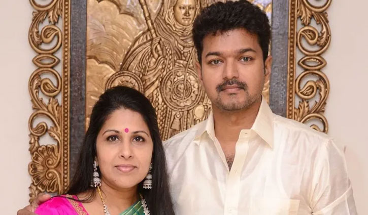 Vijay hints at divorce from Sangeeta; lashes out at opponents for intruding on his 'personal life'.