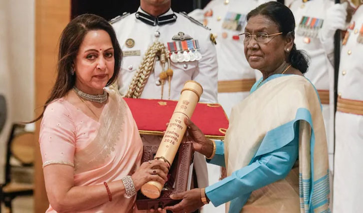 Emotional Hema Malini accepts Dharmendra's posthumous Padma Vibhushan