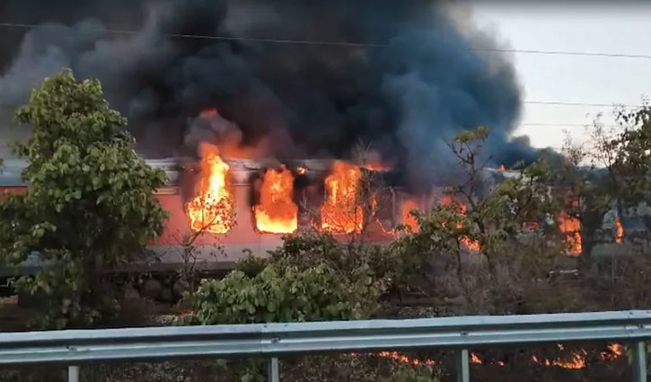Massive fire breaks out in Rajdhani Express near Ratlam, passengers evacuated