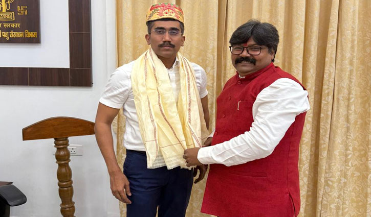LJP leader Dr. Vibhay Kumar Jha met with Departmental Secretary Kapil Ashok Shirshat; discussions were held regarding dairy, fisheries, and the development of Mithila.
