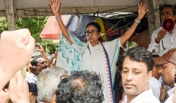 Mamata Banerjee stages protest on the streets of Kolkata; warns of protest in Delhi if stopped.