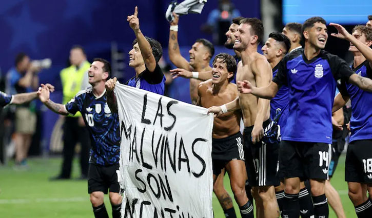 Argentina celebrated its victory over England with a Falklands banner. Is this a violation of FIFA rules?