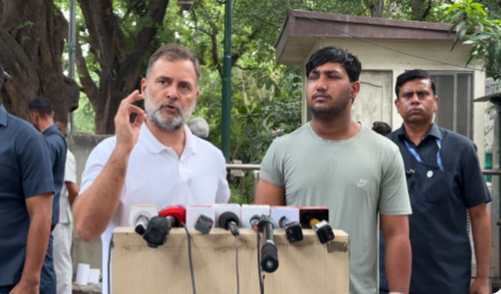 "Stop Lying": Pellet Victim By His Side, Rahul Gandhi Targets Centre