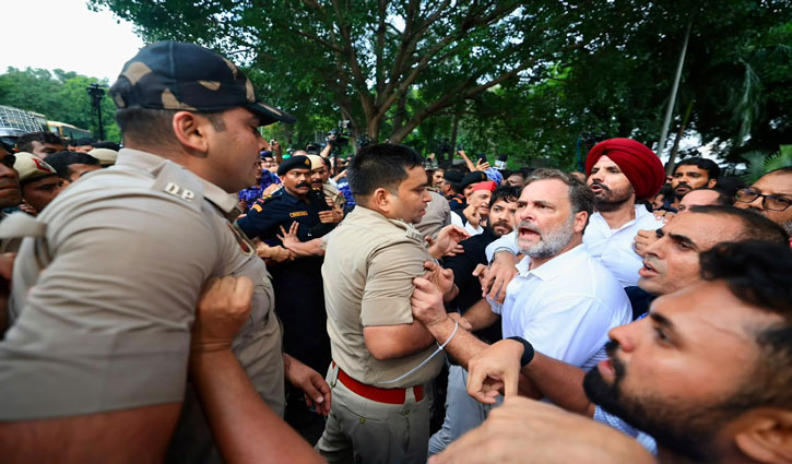 Rift within the opposition widens over the protest near the PM's residence; AAP and Congress at odds, while BJP takes aim.