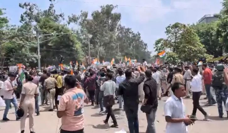 Students in Bihar protest over the BPSC exam; they broke through barricades and marched towards the Raj Bhavan.