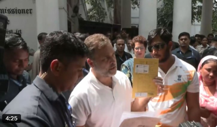 Rahul Gandhi stages a sit-in with a pellet gun victim; sits outside the police station demanding the registration of an FIR