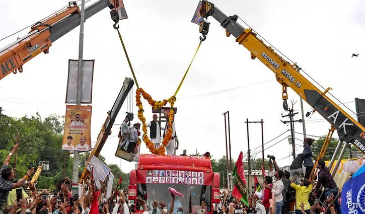 Akhilesh Yadav launched the Samajwadi Party's UP election campaign from Rahul Gandhi's constituency, Raebareli; BJP takes a dig