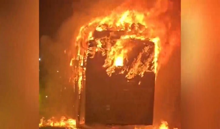 Tourist bus catches fire on Yamuna Expressway; 9 people burnt to death.