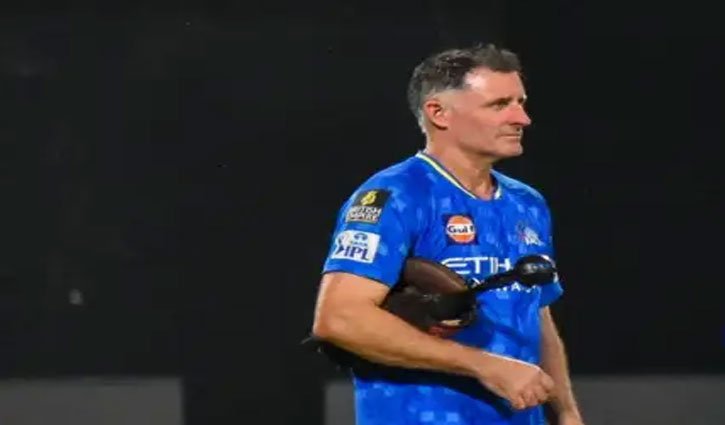 Michael Hussey decided to work with Australia after turning down a coaching role with England.