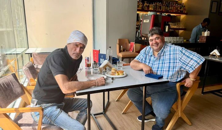 Akshaye Khanna spotted after a long time; photos go viral.