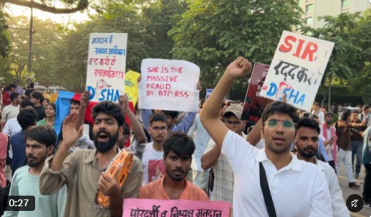 Protest against Gyanesh Kumar: AAP protesters break barricades, block buses in Delhi