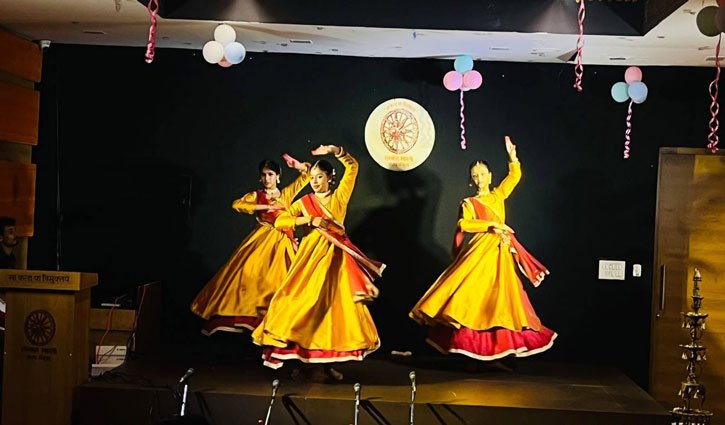 Melodies resonated, feet tapped, and the tradition of folk art came alive at the Art Complex