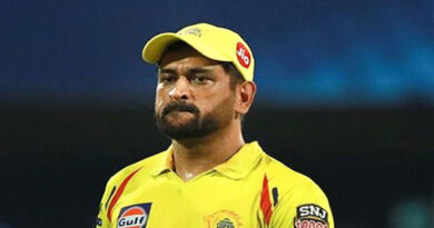 After losing the match to RCB, hurt and angry Dhoni did not shake hands with the players, quickly left the field.