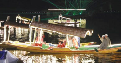 Now tourists can enjoy the movie in the open theater floating in Dal Lake